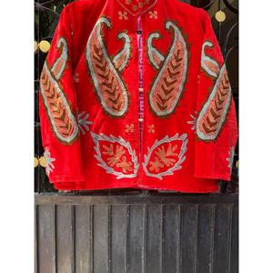 Veste bomber courte en velours écologique brodée à la main avec motif floral rouge, col mandarin, manches longues, hiver, femme - Product Image 5