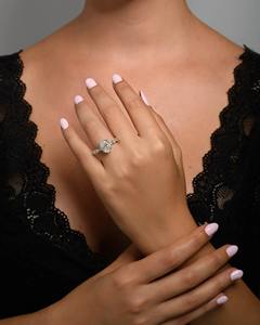 แหวนเพชรทรงรูปไข่ 5 กะรัต เพาะเลี้ยงในห้องปฏิบัติการ พร้อมเพชรเม็ดเล็กทรงรูปไข่ด้านข้าง ทองคำขาว 14K สี D ความสะอาด VVS2 รับรองโดย IGI - Product Image 3