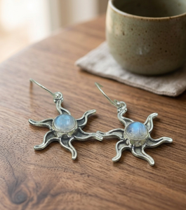 Boucles d'oreilles pendantes soleil en argent sterling 925 pur avec pierre de lune arc-en-ciel, plaquées or jaune et or rose, bijoux bohèmes célestes faits à la main pour elle - Product Image 4