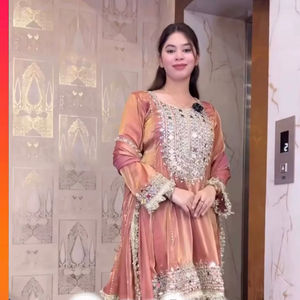 Brillo Festivo: Top de Seda Completamente Cosido con Dhoti y Dupatta con Trabajo de Espejos - Product Image 2