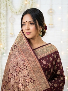 AARA Fashion Sari de Seda Banarasi Color Granate con Borde Zari, Diseño Floral Buta, Pallu Pesado, Hecho a Mano, para Boda, Blusa de Manga Corta - Product Image 4