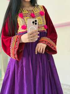 ชุดเดรสยาวผ้าออร์แกนซ่าปักลายสีม่วง พร้อมกางเกงสีแดง งานแฮนด์เมดสไตล์วินเทจ แขนยาว คอทรงโอ เอวทรงเอ็มไพร์ - Product Image 4