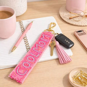 Breloques perlées en perles de rocaille tendance pour sacs à main et sacs à dos, breloques décoratives brodées en perles de rocaille avec artisanat raffiné - Product Image 1