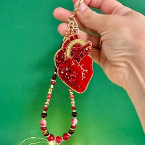 Llavero único con bordado y cuentas, con hermosos motivos florales y adornos artesanales de cuentas y cristales de imitación para bolsos. - Product Image 2