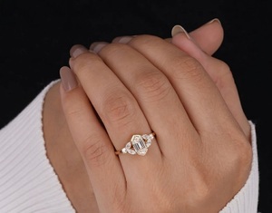 Bague de fiançailles en diamant taille hexagonale en or jaune 14 carats avec diamants de laboratoire et pierres latérales marquise en grappe – Bijou de mariée élégant - Product Image 4