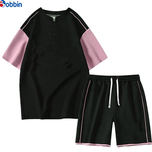 Conjunto de camiseta de manga corta con bloques de color blanco y negro para hombre, conjunto informal de verano, pantalones cortos de punto transpirables, ajuste holgado, unisex. - Product Image 2