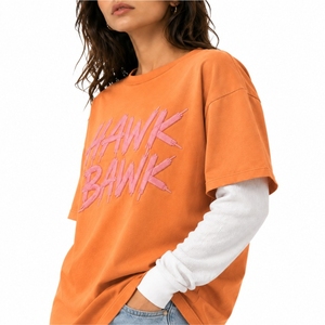 T-shirt double couche pour femme, moderne avec logo rose imprimé, coupe ample, style décontracté, col rond, confortable pour tous les jours - Product Image 3