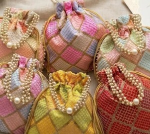 Pochette Potli traditionnelle en soie avec travail Gota, broderie multicolore et sequins, sac à main à cordon, cadeaux de mariage - Product Image 4