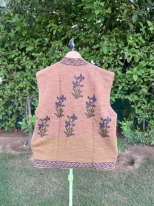 Gilet en coton pour enfants, fait main par un créateur |   Veste sans manches à imprimé floral vintage |   Mode enfantine douce et respirante de style boutique - Product Image 6