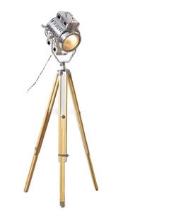 Lampadaire de style vintage artisanal avec projecteur réglable et trépied en bois pour la décoration industrielle de la maison - Product Image 1