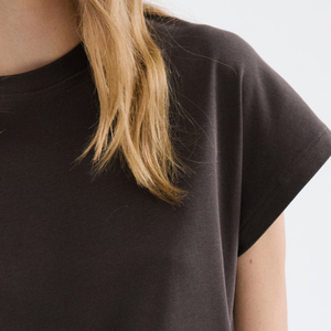 Design élégant et abordable, prix d'usine pour les acheteurs en gros, conception de haute qualité avec col rond, couleur unie, coupe tendance pour l'été. - Product Image 4