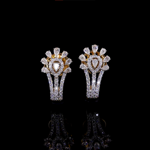 Pendientes Huggie con racimo de diamantes en forma de pera en oro |   Pendientes de Aro con Diamantes Cultivados en Laboratorio |   Proveedor OEM ODM |   Aros Personalizados - Product Image 1