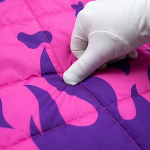 Veste matelassée à capuche imprimée flamme rose et violette, manteau d'hiver à fermeture éclair, logo personnalisé, capuche amovible, 100% polyester - Product Image 4