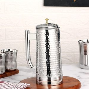 Carafe à eau en acier inoxydable martelé avec couvercle et poignée |   Pichet élégant pour servir l'eau, le jus et pour une utilisation à table - Product Image 4