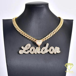 Colgante de Diamante Cultivado en Laboratorio de Lujo con Nombre Personalizado, Diseño de Letra Elegante en Caligrafía, Acento de Corazón y Cobertura de Piedras Brillantes - Product Image 3