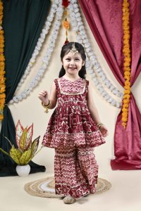 Ensemble Kurta Sharara pour filles, en coton sans manches, imprimé numérique floral, orné de dentelle Gota, séchage rapide, tenue traditionnelle rouge pour fête - Product Image 2