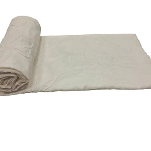 Tissu en coton tissé blanc très demandé, brodé de motifs floraux, respirant et léger, idéal pour la confection de robes pour filles et femmes. - Product Image 1