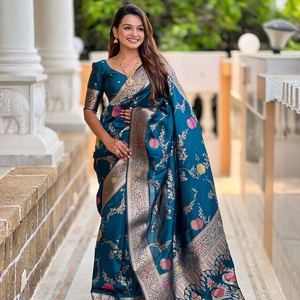 Sari en soie Banarasi spécial des fêtes avec un style de pallu à franges - Product Image 1