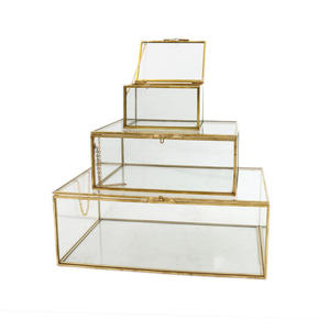 Boîte à bijoux en verre transparent de luxe moderne avec cadre en métal doré, fermeture à boucle et anneau, et couvercle en verre - Product Image 3
