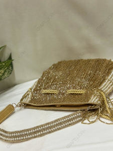 Sac à main doré à franges cascade avec des brins à pointes de cristal, accessoire de déclaration pour les occasions festives - Product Image 5