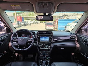 SsangYong Tivoli SUV d'occasion, extérieur blanc, automatique, turbo 1.5L essence, voiture coréenne d'occasion avec sièges en cuir et caméra de recul - Product Image 3