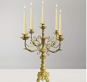 Candelabro minimalista de metal plateado con tres luces, brazos delgados en forma de lazo y adornos de cuentas, disponible a precios de mayorista. - Product Image 1