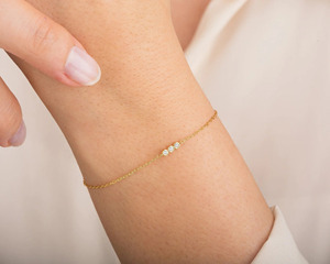 Pulsera de Lujo con Tres Diamantes Cultivados en Laboratorio, Corte Brillante Redondo, Engastados en Bisel, Oro Blanco de 14K - Product Image 2