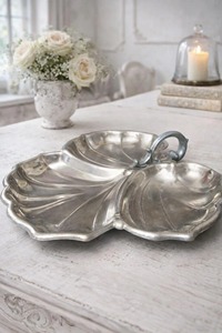 Assiette minimaliste en acier inoxydable argenté en forme de feuille, idéale pour servir des fruits coupés avec style, pour embellir la table à manger, en provenance d'Inde. - Product Image 6