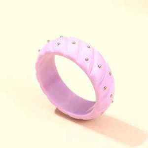 Bracelet en résine sculptée, forme ronde, artisanal, bijoux de mode pour la rentrée scolaire, couleur rouge et crème - Product Image 4