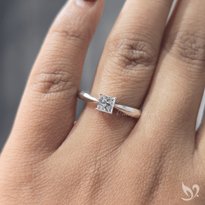 Bague de fiançailles moderne en or blanc 10 carats avec diamant solitaire de 0,5 carat de taille princesse cultivé en laboratoire et sertissage à tige pincée - Product Image 4