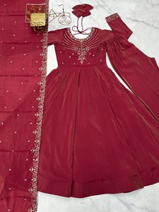 Robe Anarkali en soie Chanderi scintillante de qualité supérieure, ornée de 16 perles Kali, manches Churidar brodées à la main, pantalon évasé de 4 mètres, dupatta, tenue ethnique - Product Image 6