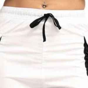 Shorts de sport blancs pour femmes avec empiècements latéraux noirs, taille à cordon de serrage, légers, pour la course et l'entraînement - Product Image 2