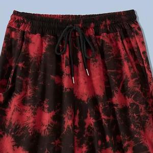 Ensemble décontracté homme 2 pièces : t-shirt à manches courtes imprimé tie-dye rouge et noir avec lettres et short assorti - Product Image 6