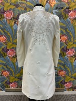 Manteau Sherwani Indo-Occidental à motif hexagonal asymétrique, base crème, avec broderie verticale et perles argentées