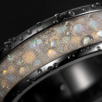 Bague de mariage pour homme en tungstène noir de 8 mm avec incrustation de pierres concassées d'opale blanche galaxie, polie et biseautée, ajustement confortable, vente en gros