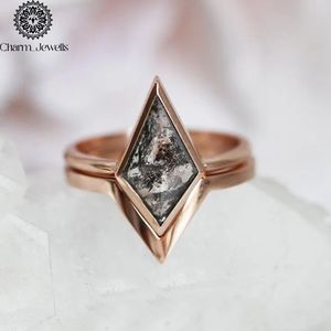 Bague de fiançailles en moissanite plaqué or rose Charm_Jewells, taille coussin, sertissage à griffes, géométrique, minimaliste, classique, certifiée IGI - Product Image 5
