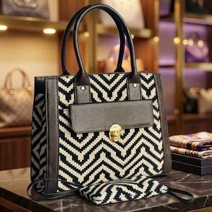 กระเป๋าโท้ทลายเชฟรอนสีดำขาวสุดหรูสำหรับผู้หญิง กระเป๋าถือแบบแจ็คการ์ดตกแต่งด้วยหนัง PU พร้อมตัวล็อคโลหะ - Product Image 1