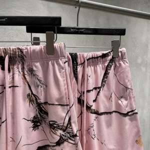 กางเกงขาสั้นลายพรางต้นไม้สีชมพู โพลีเอสเตอร์ ซับลิเมชั่น สำหรับฤดูร้อน สวมใส่สบายๆ ในชีวิตประจำวัน วิ่ง ออกกำลังกาย หรือใส่เป็นชุดว่ายน้ำ คุณภาพพรีเมียม สำหรับผู้ชายและผู้หญิง - Product Image 2