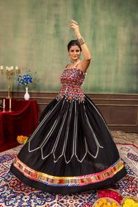 Ensemble deux pièces pour femme en rayonne, avec lehenga à bordure fantaisie colorée et broderie lourde, et blouse à motif Dori au dos, idéal pour les soirées. - Product Image 2
