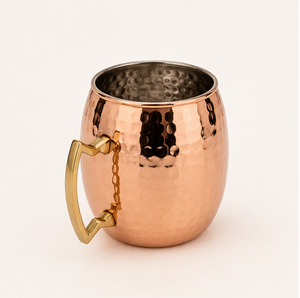 Mug Moscow Mule en cuivre pur martelé à la main, écologique, forme baril avec élégante poignée en laiton, parfait pour les cocktails, la bière et les articles de bar. - Product Image 3