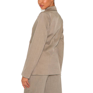 Blazer de mujer OEM de doble botonadura con solapa de pico y hombros acolchados, chaqueta de traje a medida para oficina, venta al por mayor, ropa de trabajo personalizada para oficina - Product Image 3