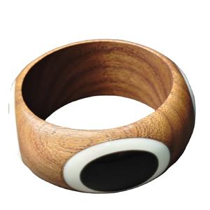 Bracelet en bois tourné à la main à profil large avec incrustation audacieuse en résine monochrome - Style ethnique contemporain, bracelet écoresponsable - Product Image 1