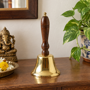 Cloche de prière artisanale en laiton avec poignée en bois foncé, cloche traditionnelle pour temple hindou, pour la prière quotidienne - Product Image 2
