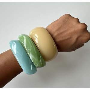 Bracelets en résine cristalline et en bois, accessoires de mode pour un style festif et décontracté - Product Image 3