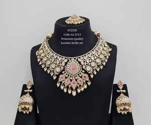 Ensemble de bijoux de mariée Kundan vert 12558 plaqué or, collier et boucles d'oreilles avec imitation perle et pierre doublette, pour mariage et fêtes. - Product Image 2