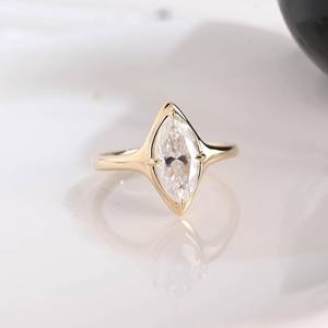 Magnífico Anillo Solitario de Diamante Corte Marquesa de 1.00CT, Cultivado en Laboratorio, Oro Sólido de 14k, Regalo para Novias, Bodas y Fiestas - Product Image 1