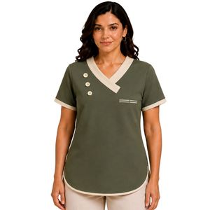 Camiseta de Manga Corta con Cuello en V Asimétrico para Mujer, Color Verde Oliva, con Detalle de Botones en Contraste Crema, Ropa Casual Personalizada al por Mayor - Product Image 1