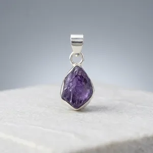 Colgante de Amatista Púrpura Natural Forever Warmth en Plata de Ley 925 con Engaste de Bisel, Diseño Minimalista Solitario, Unisex, para Uso Diario - Product Image 2