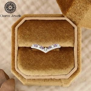 แหวนมอสซาไนต์ชุบทอง 18K สำหรับผู้หญิงจาก Charm_Jewells ดีไซน์เรขาคณิตประดับเพชรแบบโรแมนติก เหมาะสำหรับเป็นแหวนหมั้น - Product Image 6