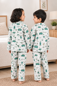 Passendes bedrucktes Pyjama-Set für Kinder, Jungen und Mädchen, langärmliges Schlafanzug-Set mit Knopfleiste, süßes Cartoon-Auto-Print-Nachtwäsche-Set - Product Image 4